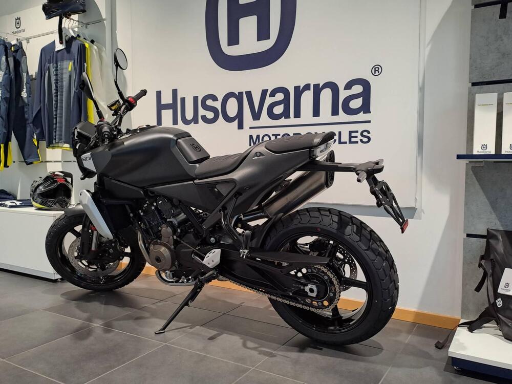 Husqvarna Svartpilen 801 (2024 - 25) (3)