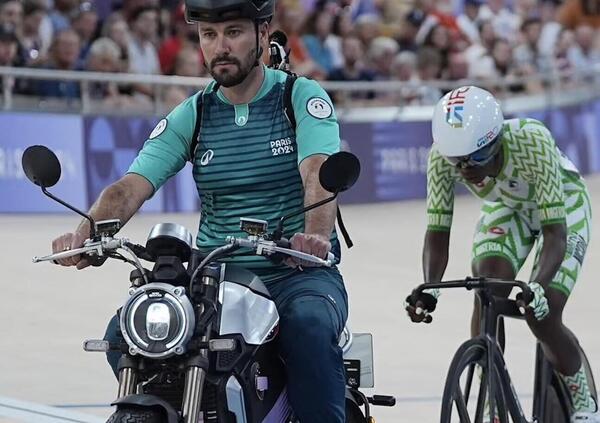 Ma lo sapete che alle Olimpiadi ci sono anche le moto? S&igrave;, probabilmente non quelle che vi piacciono, ma quelle &ldquo;schiave&rdquo; dei ciclisti: ecco cos&#039;&egrave; il Derny e perch&eacute; &egrave; a Parigi per ciclismo su pista e Keirin