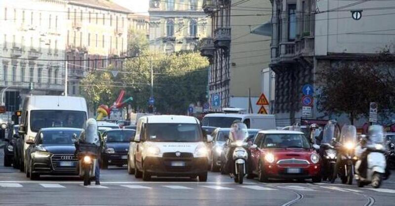 Escrementi di uccelli sull&#039;auto: come pulire la carrozzeria ed evitare danni