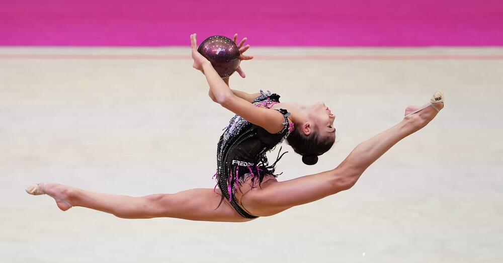 Chi &egrave; Sofia Raffaeli, la Simone Biles della ritmica italiana. E che cosa ci aspettiamo da lei nella finale individuale di Parigi 2024