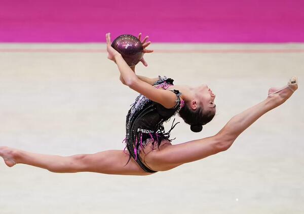 Chi &egrave; Sofia Raffaeli, la Simone Biles della ritmica italiana. E che cosa ci aspettiamo da lei nella finale individuale di Parigi 2024