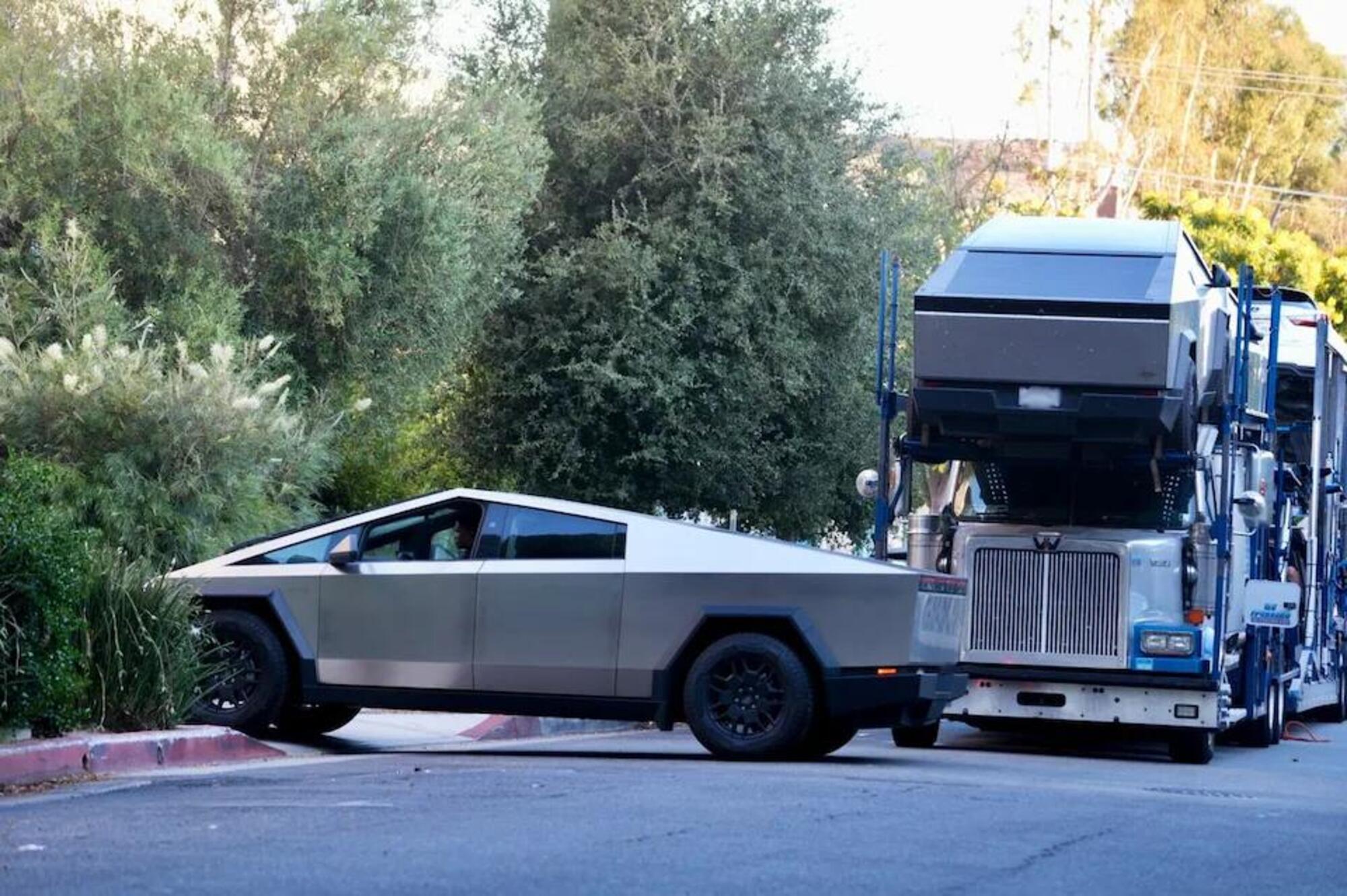 La consegna dei nuovi Cybertruck a Ye