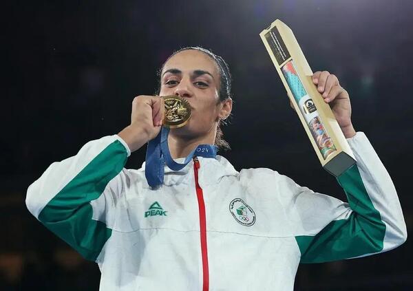 Ma, se Imane Khelif &egrave; una donna, perch&eacute; l&#039;uomo che la premia con l&#039;oro le tocca il petto nella consegna della medaglia alle Olimpiadi e nessuno (lei in primis) dice niente? [VIDEO]