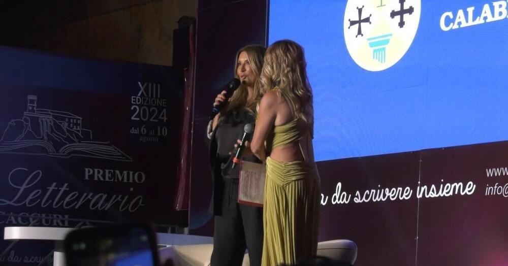 &ldquo;Come una scema&rdquo;: ma cosa ha combinato Selvaggia Lucarelli in Calabria? Perch&eacute; ha abbandonato il palco del premio Caccuri? C&rsquo;entrano Ferragni e Fedez, ma anche Nuzzi, Abate e&hellip;