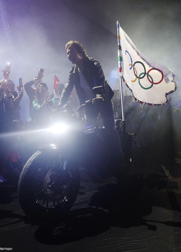 Tom Cruise in moto senza casco per Parigi alle Olimpiadi: ma gli americani in Europa possono sempre fare il caz*o che vogliono? E anche in Italia&hellip; [VIDEO]