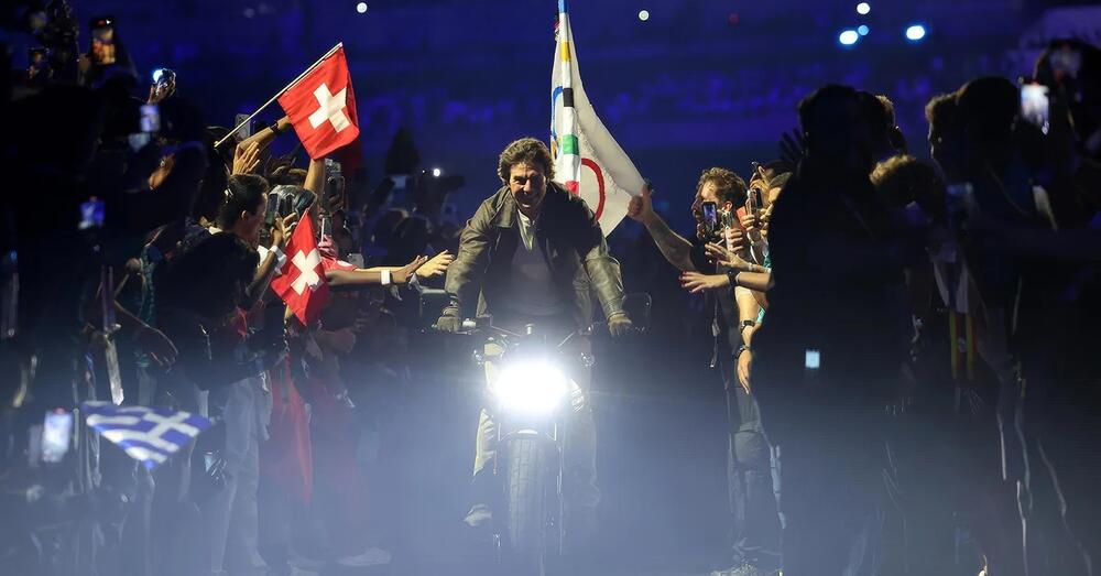 Tom Cruise in moto senza casco per Parigi alle Olimpiadi: ma gli americani in Europa possono sempre fare il caz*o che vogliono? E anche in Italia&hellip; [VIDEO]