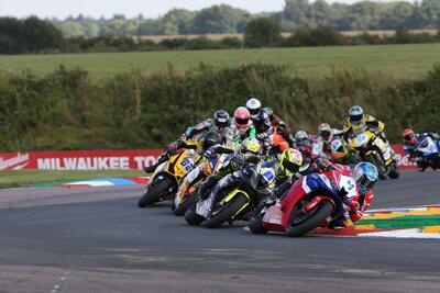 BSB: sette piloti scatenati nell'incredibile finale a Thruxton! [VIDEO]