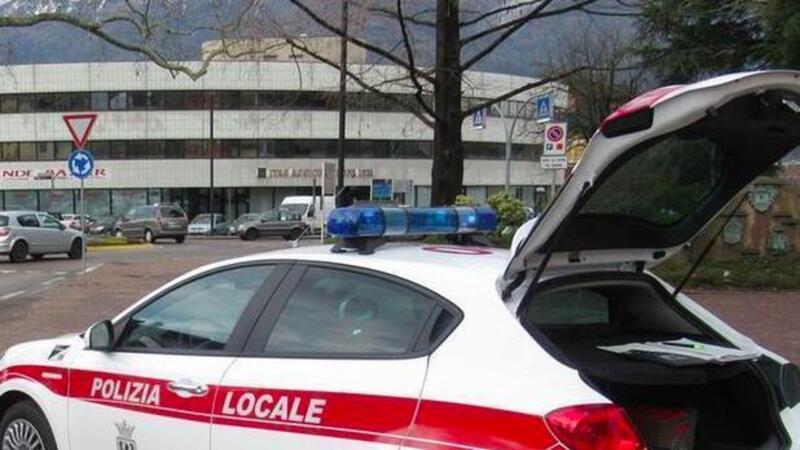 Pergine, monta un dispositivo per nascondere la targa e guida a tutto gas. Beccato dalla Locale, ora sono guai