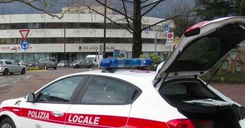 Pergine, monta un dispositivo per nascondere la targa e guida a tutto gas. Beccato dalla Locale, ora sono guai