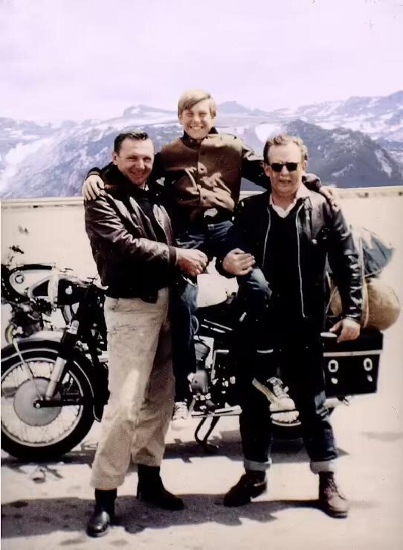 Robert Pirsig e l&#039;amico John Sutherland tengono in braccio Chris durante il viaggio