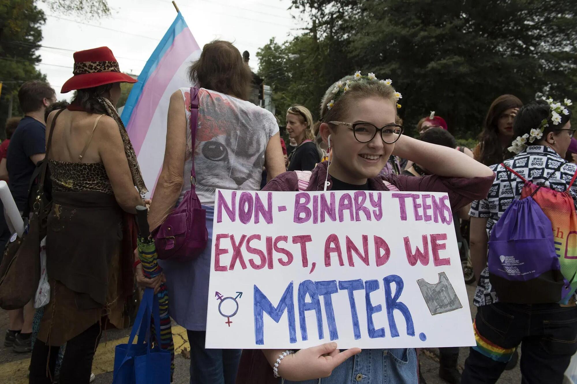 Spesso gli attivisti queer ritengono non solo che il genere non sia binario, ma che anche il sesso sia uno spettro