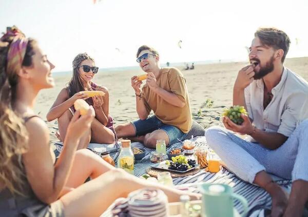 In spiaggia si pu&ograve; portare da mangiare o no? E i divieti negli stabilimenti balneari sono leciti? Risponde l&#039;avvocato Massimiliano Dona: &ldquo;Cibo sotto l&rsquo;ombrellone? Ecco la verit&agrave;&rdquo;