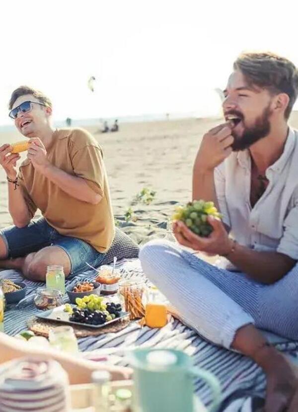 In spiaggia si pu&ograve; portare da mangiare o no? E i divieti negli stabilimenti balneari sono leciti? Risponde l&#039;avvocato Massimiliano Dona: &ldquo;Cibo sotto l&rsquo;ombrellone? Ecco la verit&agrave;&rdquo;