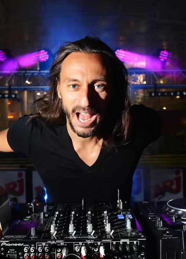 Ma che senso ha andare a sentire un dj come Bob Sinclair e poi passare la serata fermi guardando il telefono? Lui si incaz*a con i giovani e... [VIDEO]