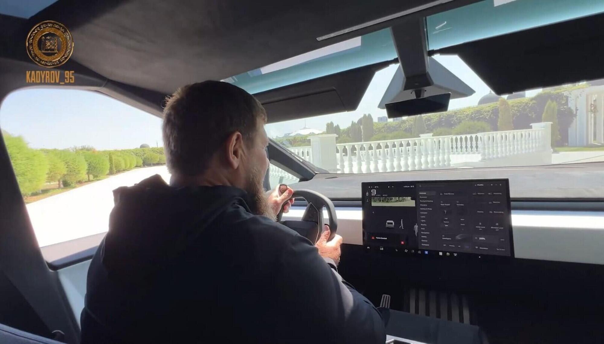 Ramzan Kadyrov nel suo video, alla guida del Tesla cybertruck