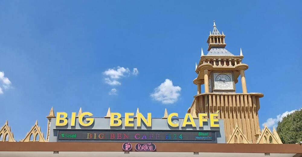 Siamo andati a mangiare il cornetto al Big Ben Caf&egrave; &ldquo;di&rdquo; Selvaggia Lucarelli. Un bizzarro locale capolavoro o il pi&ugrave; trash alla Las Vegas della periferia romana?