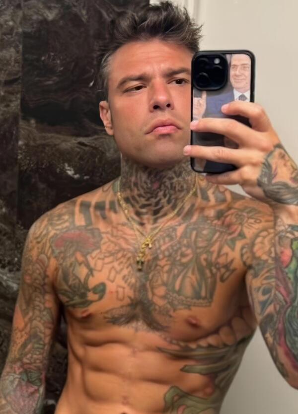 Fedez in Costa Smeralda: ma quali dj set? I suoi &ldquo;after&rdquo; sono karaoke da Corrida (in cui canta di mer*a) [VIDEO]