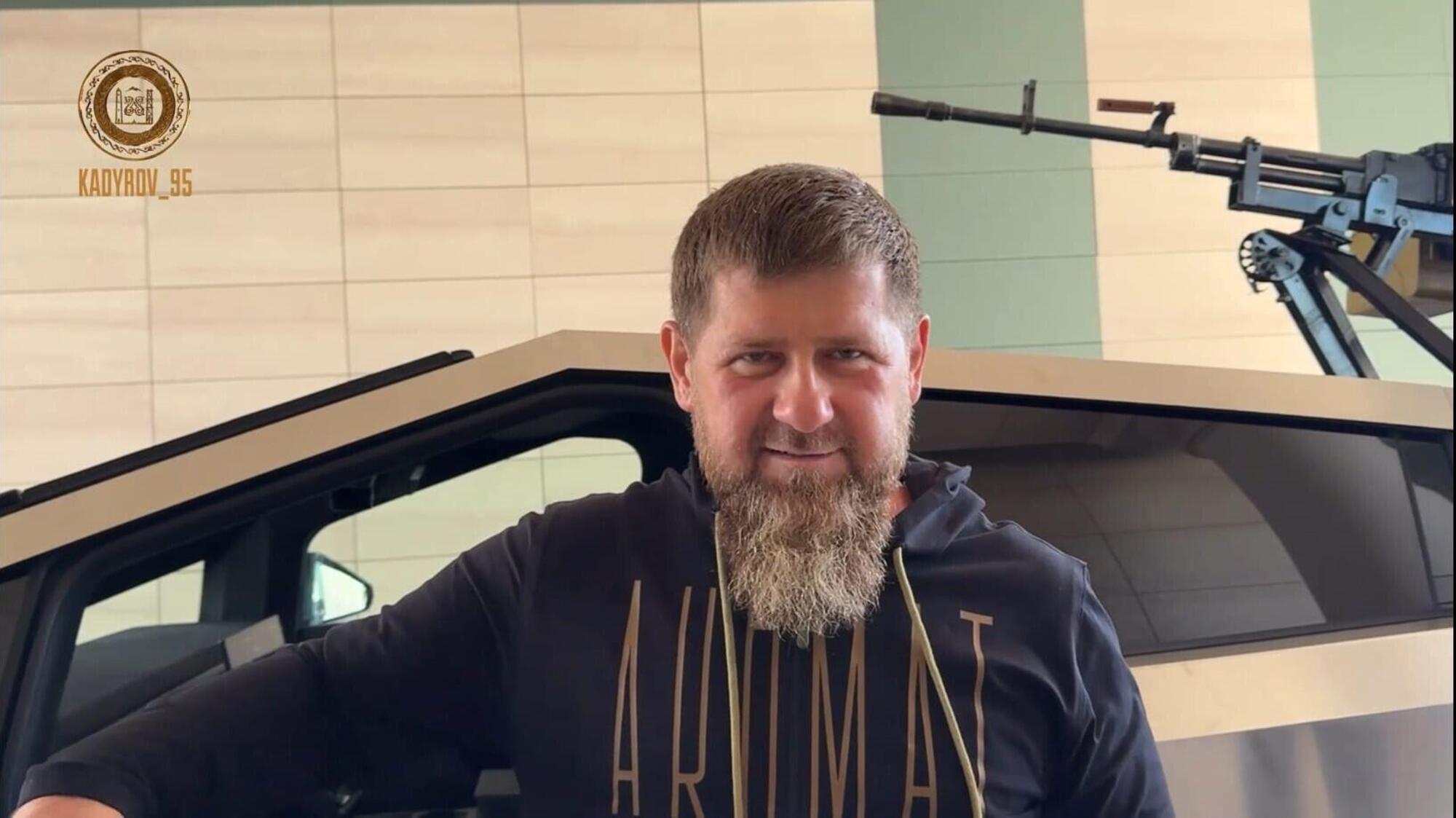 Kadyrov in posa davanti all&#039;auto con il mitragliatore