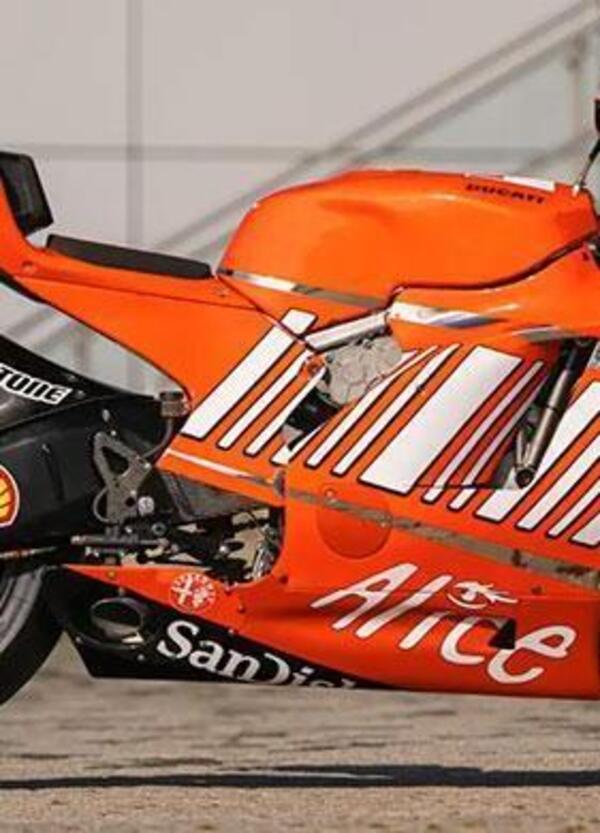 Signori, la Ducati Desmosedici iridata di Casey Stoner &egrave; in vendita: bastano poco spazio in garage e mezzo milione di Euro...