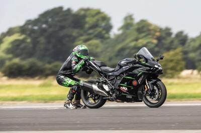 Stuntman trainato da una moto: nuovo record mondiale