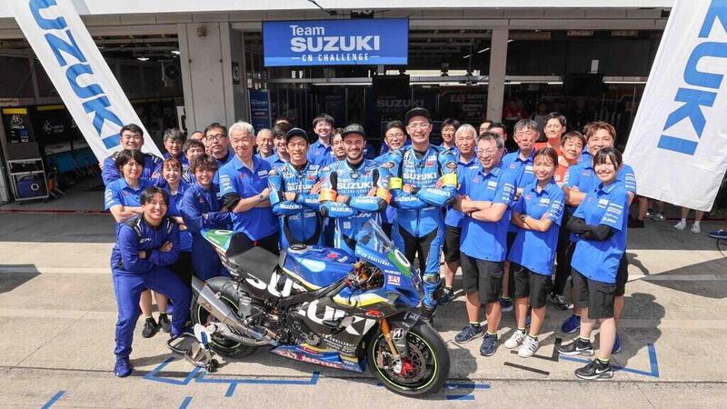 Dall&#039;addio alla MotoGP a una Suzuki GSX che fa paura ed &egrave; ecosostenibile: che storia alla 8 Ore di Suzuka! [VIDEO]