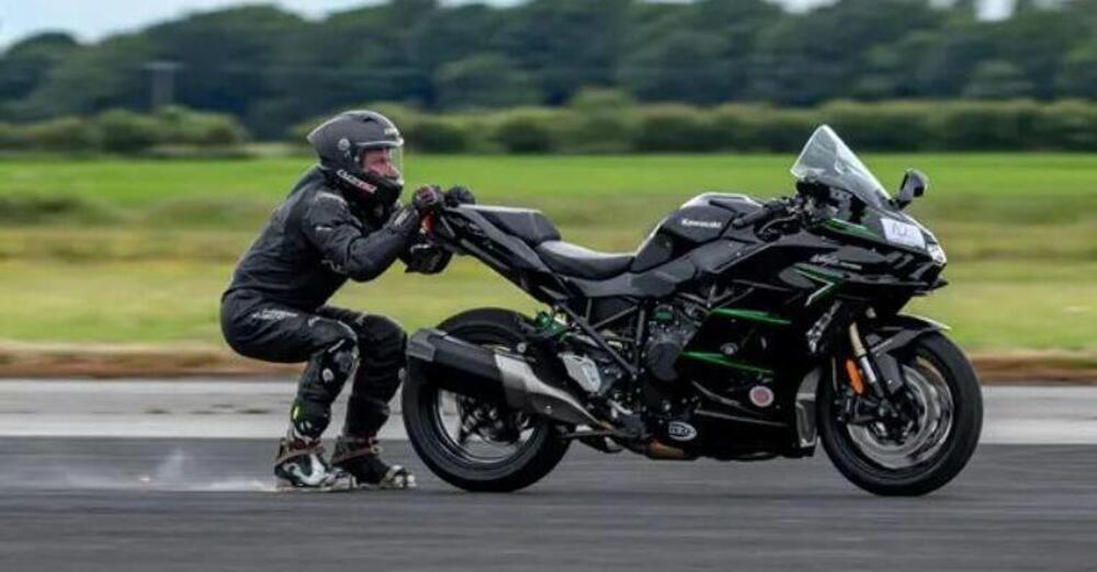 [VIDEO] A 256 km/h &quot;dietro&quot; la Ninja H2 SX: l&#039;ultima follia di Jonny Davies con pattini&nbsp;di&nbsp;titanio&hellip; 