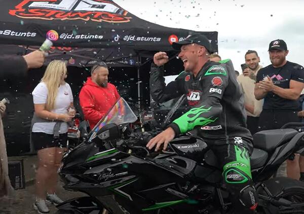 [VIDEO] A 256 km/h &quot;dietro&quot; la Ninja H2 SX: l&#039;ultima follia di Jonny Davies con pattini&nbsp;di&nbsp;titanio&hellip; 