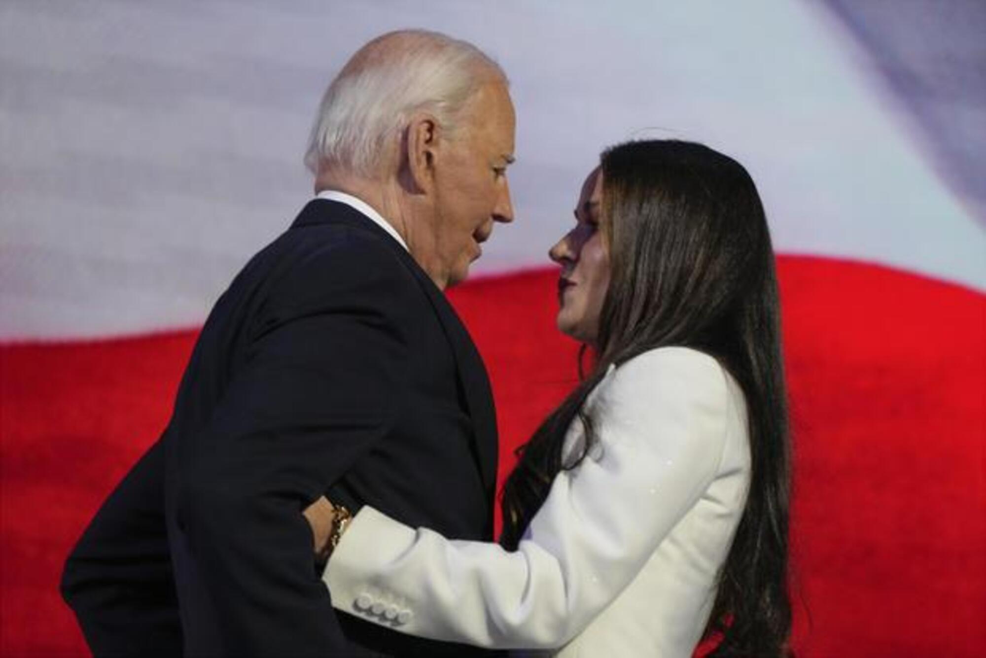 L&#039;abbraccio tra Joe Biden e la figlia Ashley