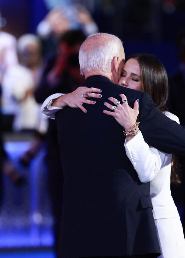 Altro che Michelle Obama e Kamala Harris con &ldquo;Yes She Can&rdquo;, a rubare la scena alla Convention dei democratici &egrave; stata Ashley Biden, la figlia minore del presidente Joe. Ecco chi &egrave; e cosa ha detto