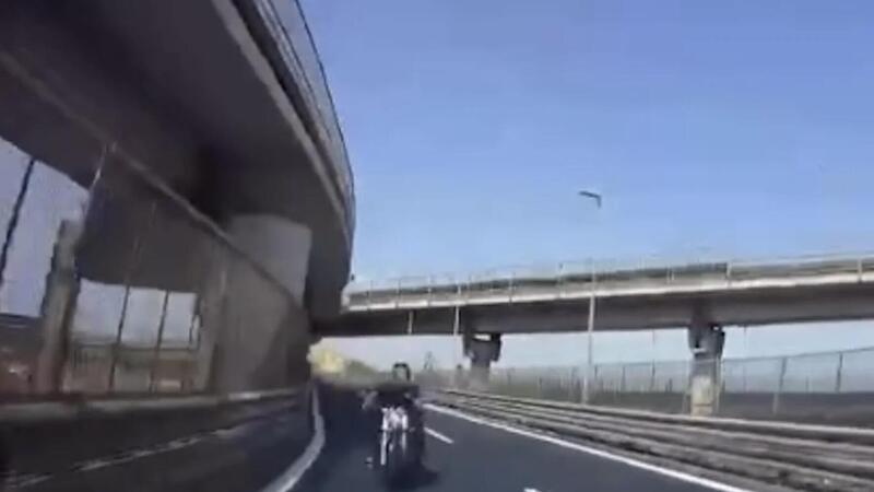 Contromano in tangenziale, moto a folle velocit&agrave; [VIDEO]