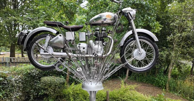 Una Bullet nel parco di Redditch: la scultura che celebra la storia di Royal Enfield