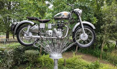 Una Bullet nel parco di Redditch: la scultura che celebra la storia di Royal Enfield