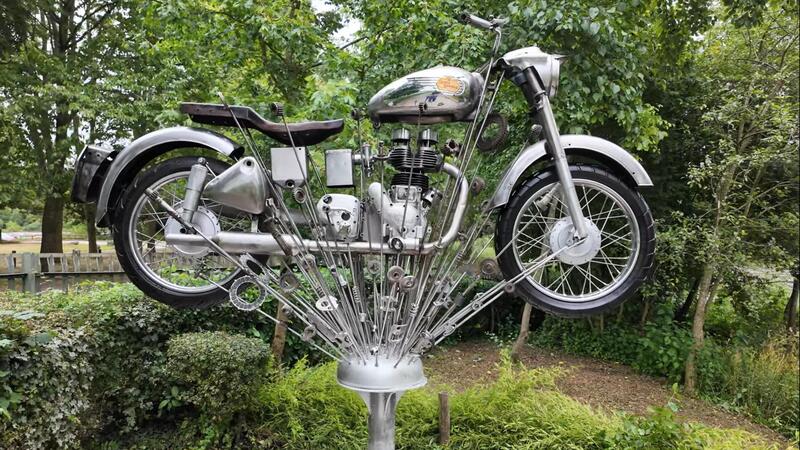 Una Bullet nel parco di Redditch: la scultura che celebra la storia di Royal Enfield