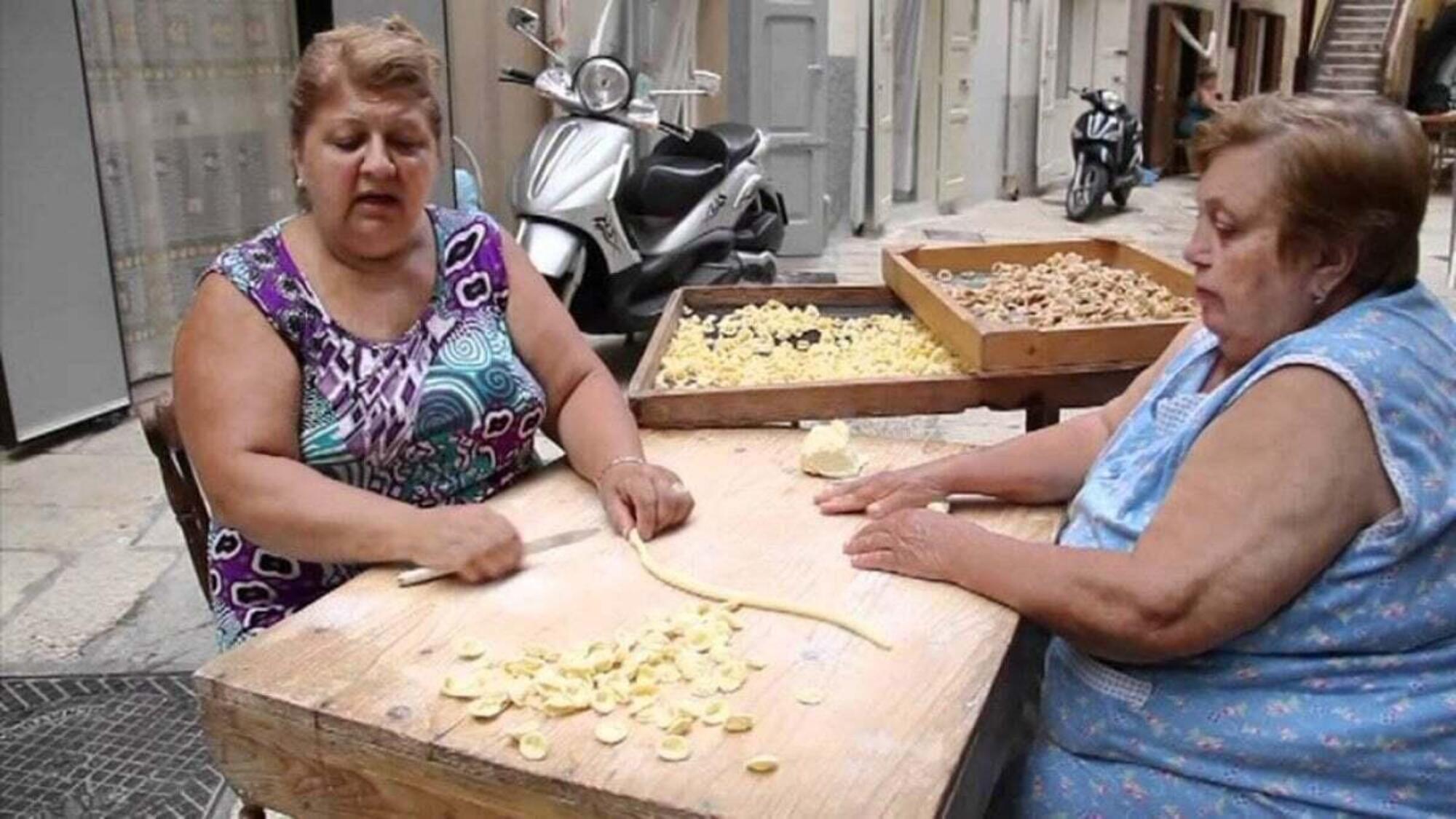 Le donne pugliesi preparano le famose orecchiette