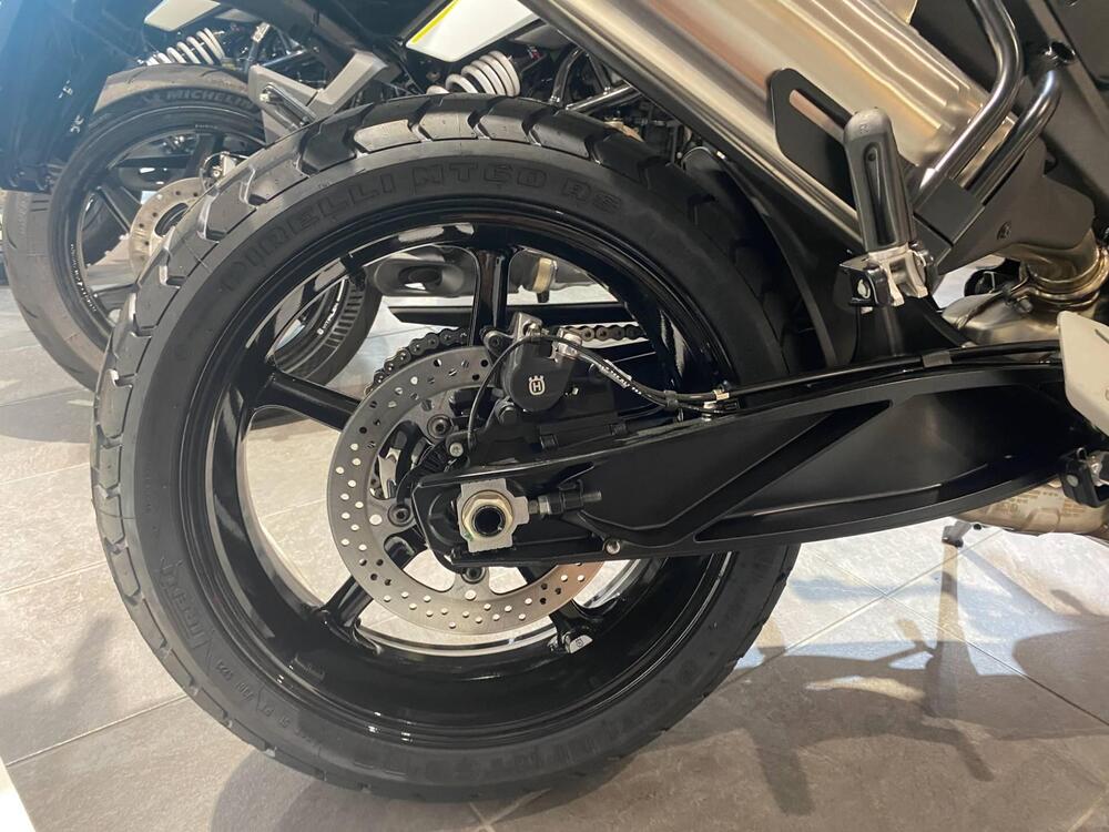 Husqvarna Svartpilen 801 (2024 - 25) (6)