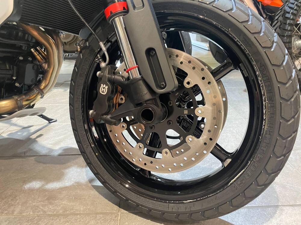 Husqvarna Svartpilen 801 (2024 - 25) (7)