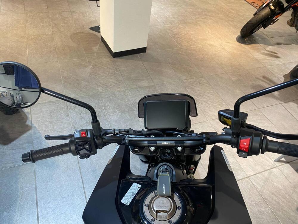 Husqvarna Svartpilen 801 (2024 - 25) (4)