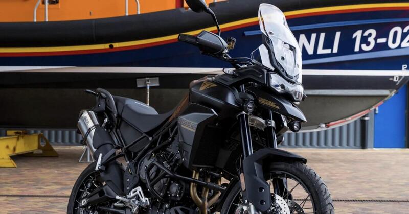 James Bond autografa due Triumph messe all&#039;asta per beneficenza 