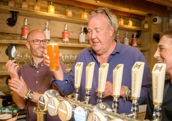 Jeremy Clarkson inaugura il suo pub The Farmer&rsquo;s Dog. Ma rischia di essere un flop? Tra la Fattoria, The Grand Tour, May e Hammond, la prima &egrave; un successo, per&ograve;...