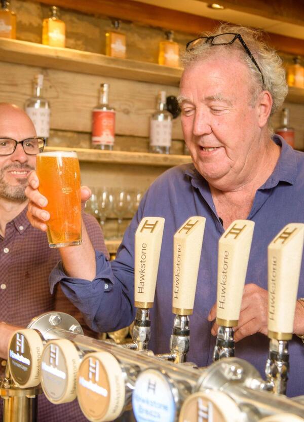 Jeremy Clarkson inaugura il suo pub The Farmer&rsquo;s Dog. Ma rischia di essere un flop? Tra la Fattoria, The Grand Tour, May e Hammond, la prima &egrave; un successo, per&ograve;...