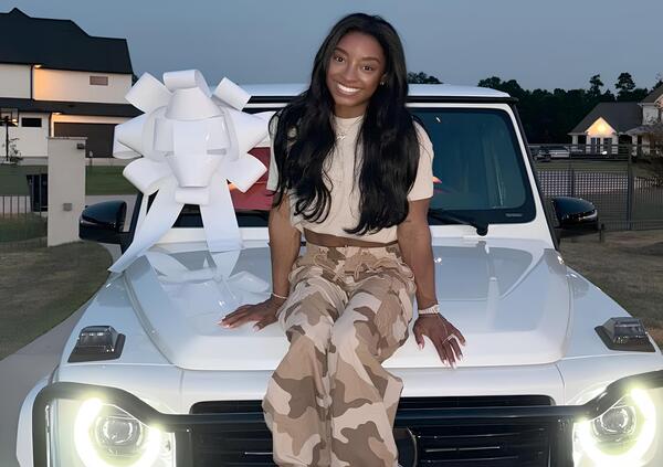 Simone Biles, dalla Range Rover alla Mercedes G: dopo le medaglie alle Olimpiadi la ginnasta vuol far vedere quanto luccicano anche le sue nuove auto, assieme alla borsa, alla villa e...