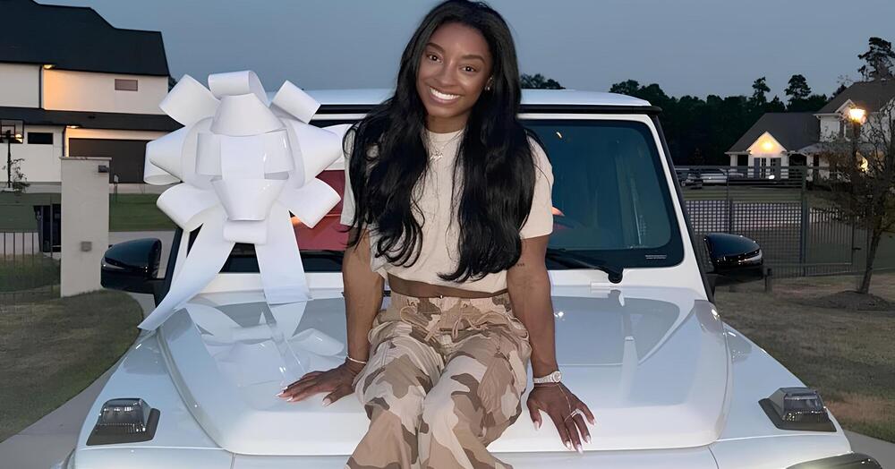 Simone Biles, dalla Range Rover alla Mercedes G: dopo le medaglie alle Olimpiadi la ginnasta vuol far vedere quanto luccicano anche le sue nuove auto, assieme alla borsa, alla villa e...