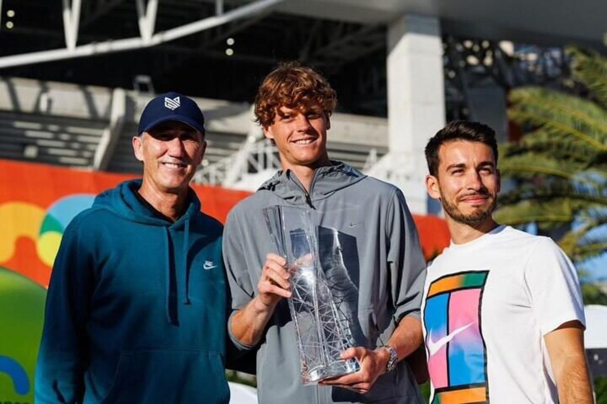 Giacomo Naldi con Jannik Sinner e l&#039;allenatore Cahill