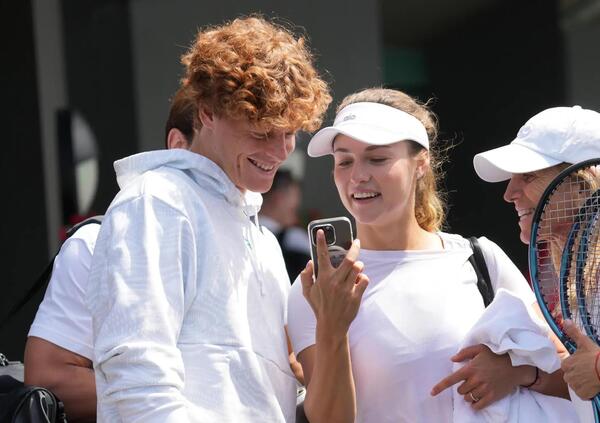 Ma che succede tra Jannik Sinner e Anna Kalinskaya? Lei non lo segue pi&ugrave; su Instagram e i due tennisti non si sono pi&ugrave; visti assieme...  Aria di crisi?