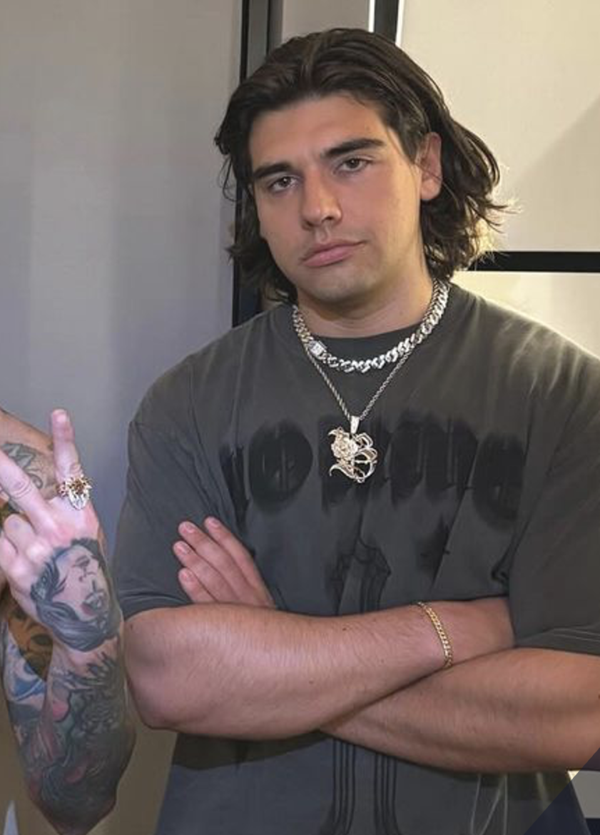 Ok, ma chi caz*o &egrave; Alessandro Bernini, il gioielliere dei vip? Dalla collana di Fedez da 250 mila euro ai gioielli per 21 Savage, Sfera Ebbasta e Tedua. E c&rsquo;&egrave; anche un tennista tra i suoi clienti: &ldquo;Un pendente per ogni Slam&rdquo;