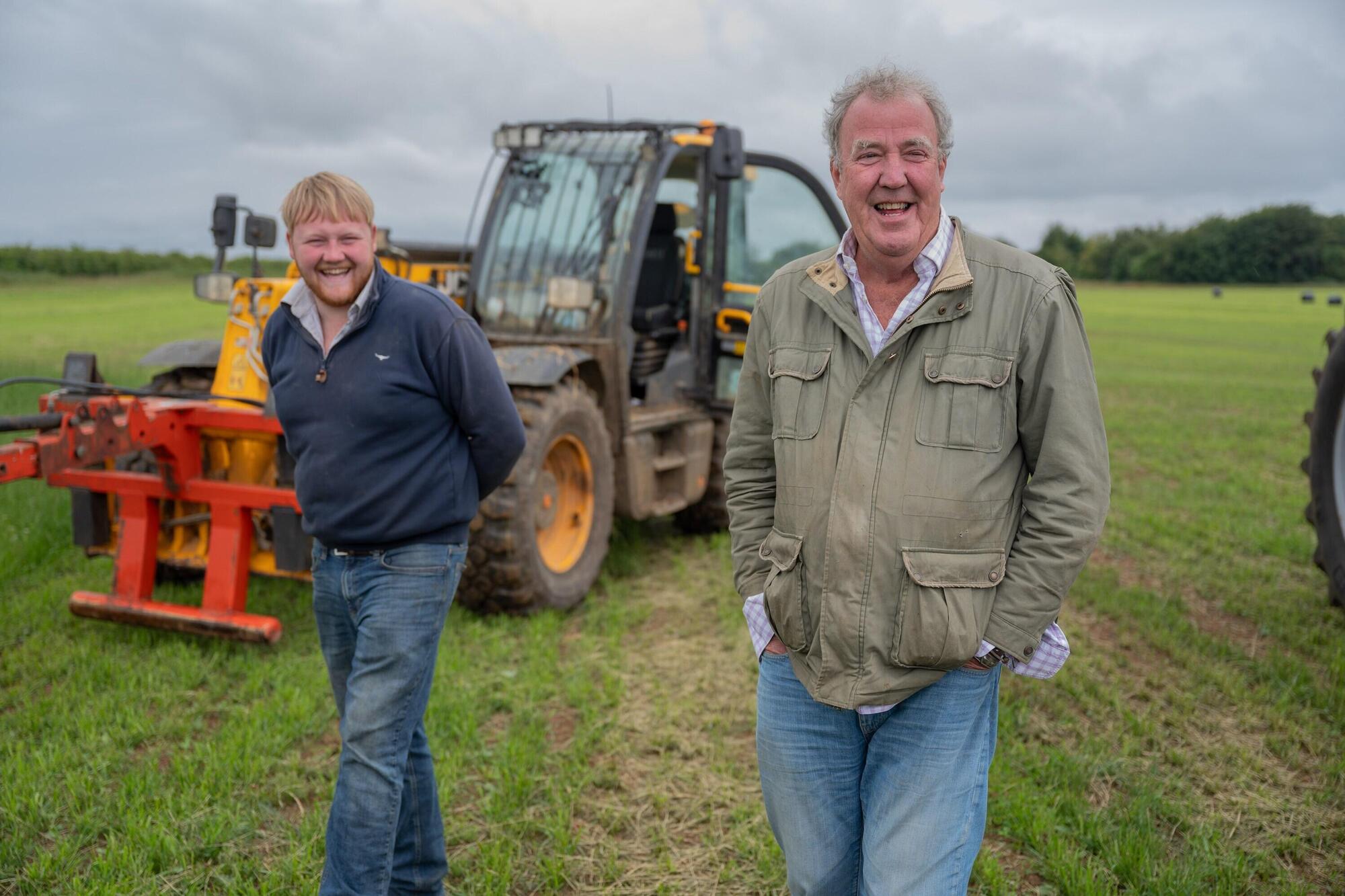 Jeremy Clarkson insieme a Kaleb Cooper (collaboratore della Diddly Squat Farm)