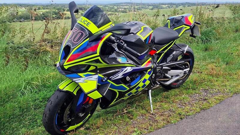 Ecco il nuovo bolide della Polizia inglese: una BMW M 1000 RR da pi&ugrave; di 30.000&euro; [GALLERY]