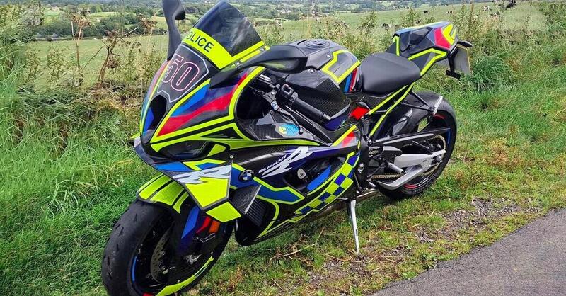 Ecco il nuovo bolide della Polizia inglese: una BMW M 1000 RR da pi&ugrave; di 30.000&euro; [GALLERY]