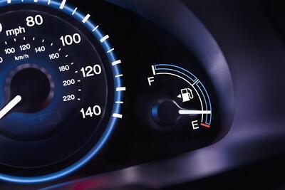 Alla pompa di benzina: meglio fare il pieno o 10 euro alla volta? I pro e i contro