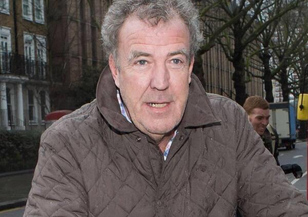 Jeremy Clarkson contro il divieto di fumo fuori dai pub: &ldquo;I comunisti con i capelli da Playmobil sanno solo proibire&rdquo;. E provoca gli ambientalisti: &ldquo;Usiamo il carbone per&hellip;&rdquo; E su Ryanair e la serie tv &ldquo;Brassic&rdquo; (Netflix)&hellip;